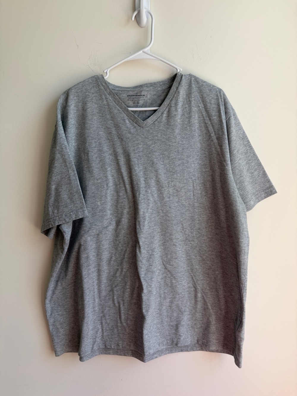Amazon Essentials Men's V-Neck T-Shirt - Heather Gray
